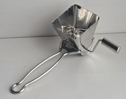 Belle râpe en aluminium comme neuve (persil, légumes, ...), Huis en Inrichting, Keuken | Keukenbenodigdheden, Zo goed als nieuw