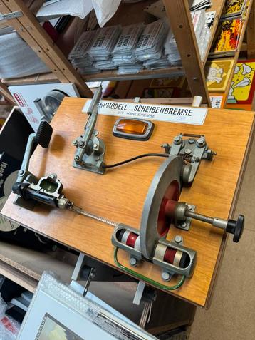 Rijschoolmodel schijfrem beschikbaar voor biedingen