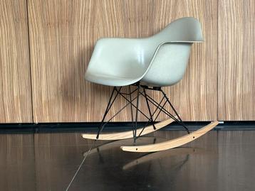 Eames RAR fiberglass Herman Miller beschikbaar voor biedingen