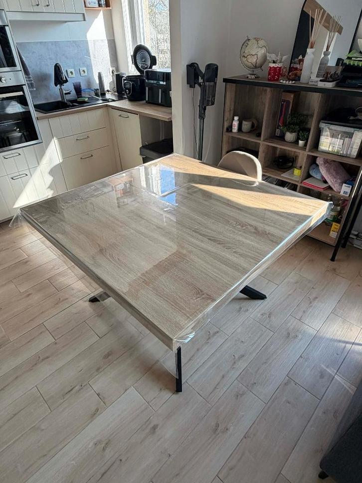 Table  salle a manger, Maison & Meubles, Tables | Tables à manger, Comme neuf, Carré, Métal, Enlèvement