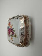 Een klein porselein potje met deksel voor kerst of Nieuwjaar, Ophalen