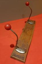 vintage design kapstok - 2 rode bollen jaren 50 (30 cm lang), Wandkapstok, Gebruikt, Ophalen of Verzenden, Minder dan 100 cm