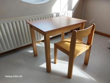 Kindertafel en stoel beschikbaar voor biedingen