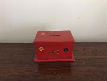 Retro houten spaarpot rood viooltjes beschikbaar voor biedingen