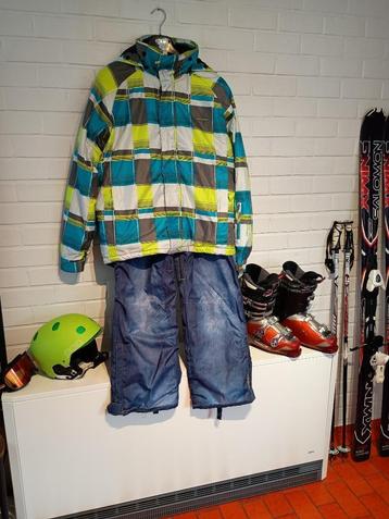 Ski kledij, met helm en bril beschikbaar voor biedingen