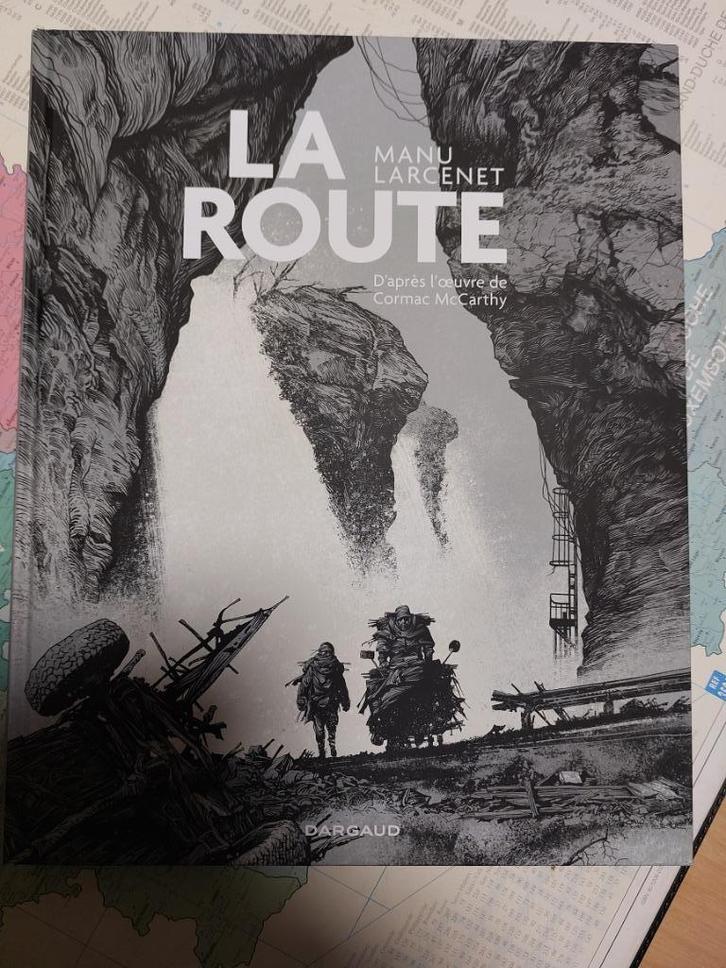 LA ROUTE - Récit complet  (1 vol) - Etat neuf, Boeken, Stripverhalen, Nieuw, Eén stripboek, Ophalen of Verzenden