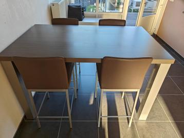 Eettafel + 4 stoelen beschikbaar voor biedingen
