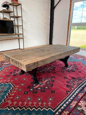 Zware tafel beschikbaar voor biedingen