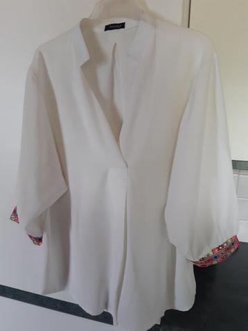 Witte blouse moody's beschikbaar voor biedingen