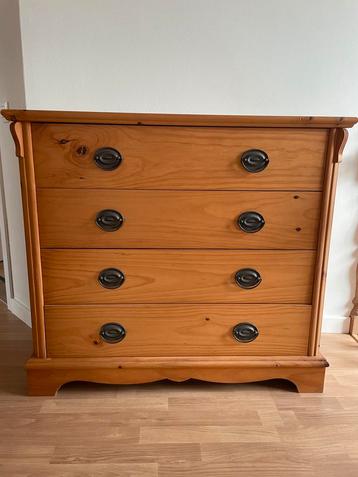 Massief houten ladenkast beschikbaar voor biedingen