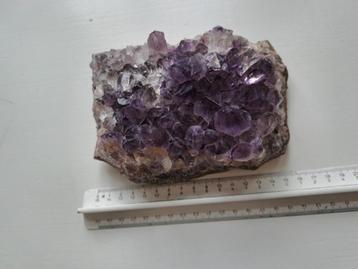 Amethist mineraal beschikbaar voor biedingen