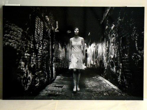 Foto Walk in the Dark, in glas, 75 x 50, Jo Haegeman fotogra, Antiek en Kunst, Kunst | Tekeningen en Fotografie, Ophalen of Verzenden
