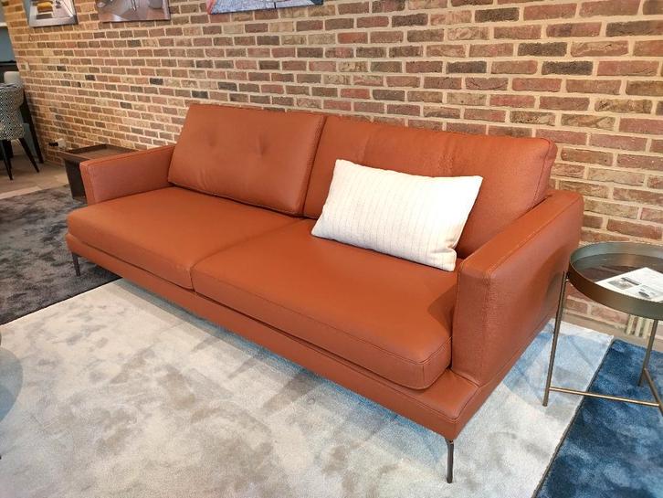 Saba Italia Essentiel in leder kleur cognac, toonzaalmodel, Huis en Inrichting, Zetels | Zetels, Zo goed als nieuw, Rechte bank