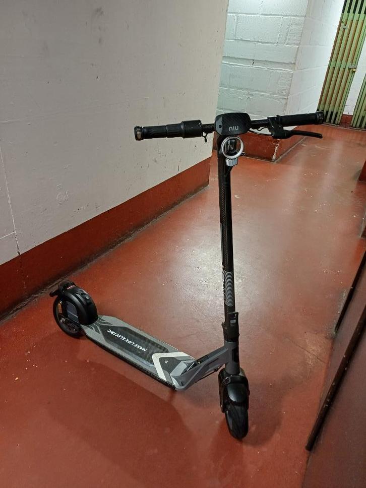 NIU KQI air, Vélos & Vélomoteurs, Trottinettes, Comme neuf, Step électrique (E-scooter), Enlèvement