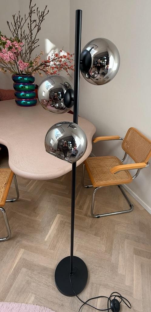 Staande lamp metalen voet met drie glanzende chromen bollen, Huis en Inrichting, Lampen | Vloerlampen, Nieuw, 150 tot 200 cm, Glas