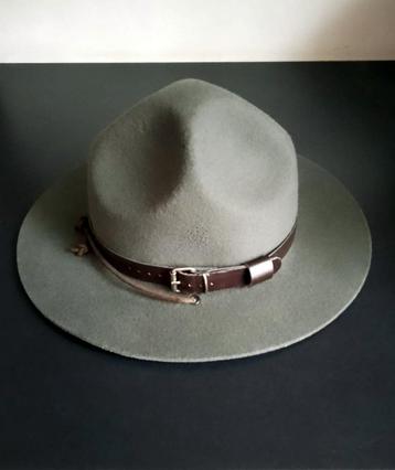 Scoutshoed maat 55 van pure wol beschikbaar voor biedingen