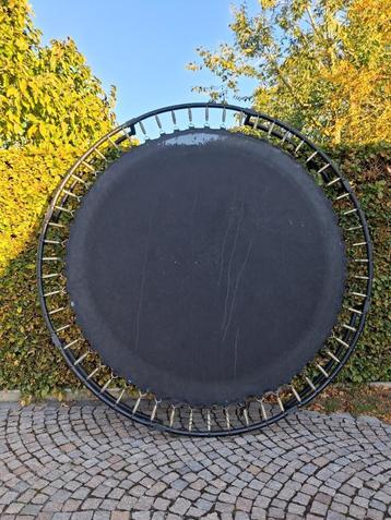 Grondtrampoline beschikbaar voor biedingen