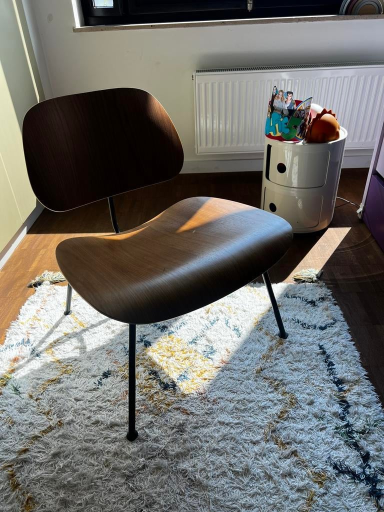 Vitra eames LCM walnoot, Huis en Inrichting, Stoelen, Ophalen, Zo goed als nieuw, Zwart