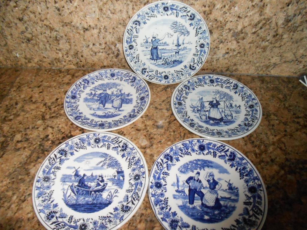 5 assiettes murales bleues de Delft = 15 euros, Enlèvement