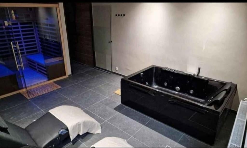 Magnifique Baignoire Balneo Noire 2 places ! A ne pas manque, Huis en Inrichting, Badkamer | Badkamermeubels, Ophalen of Verzenden