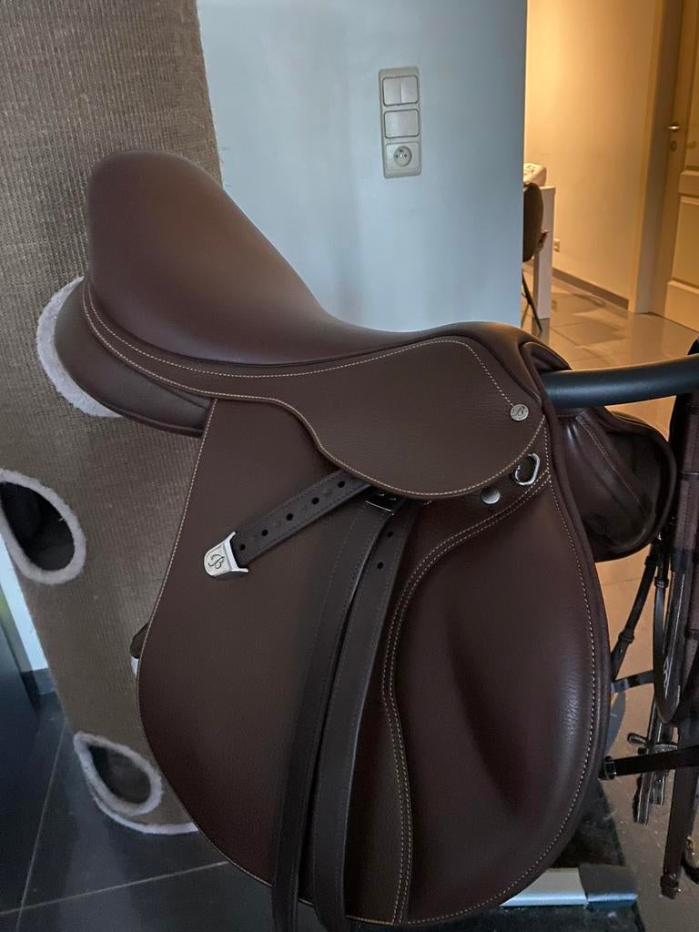 Bates zadel 17,5 inch veelzijdigheidszadel, Dieren en Toebehoren, Paarden en Pony's | Zadels, Ophalen, Zo goed als nieuw, Recreatie