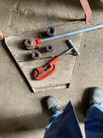 pijpklem met pijpdraadsnijset, Bricolage & Construction, Outillage | Outillage à main, Enlèvement, Utilisé