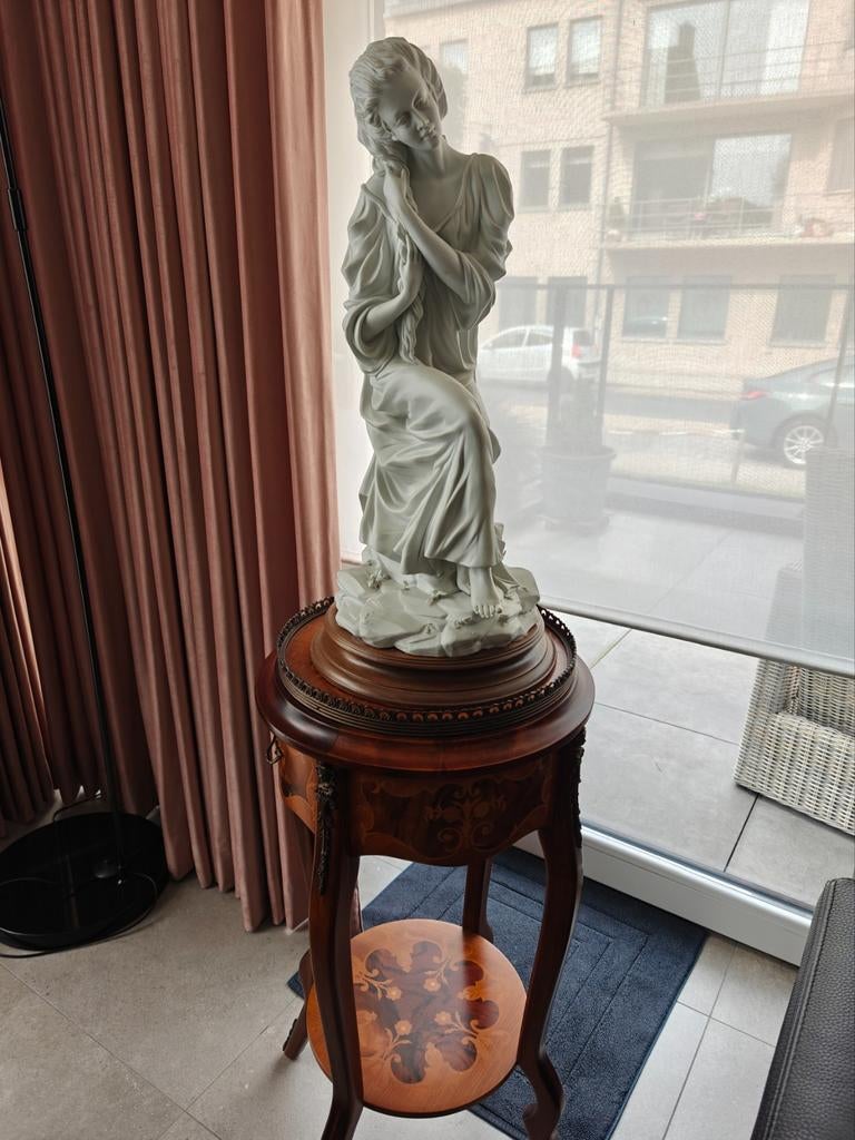 Charmante pied-de-stal met beeld, Ophalen