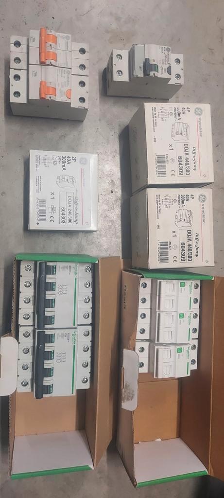 Schneider vynckier diff en zekeringen, Hobby & Loisirs créatifs, Composants électroniques, Enlèvement