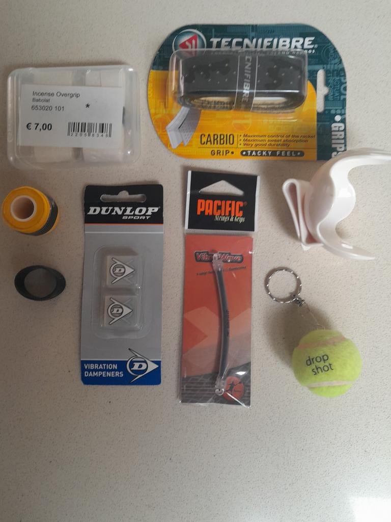 Tennisracketgrip, overgrips, dempers, balhouder.Samen 6 euro, Sports & Fitness, Tennis, Enlèvement, Neuf, Grip ou Cordage