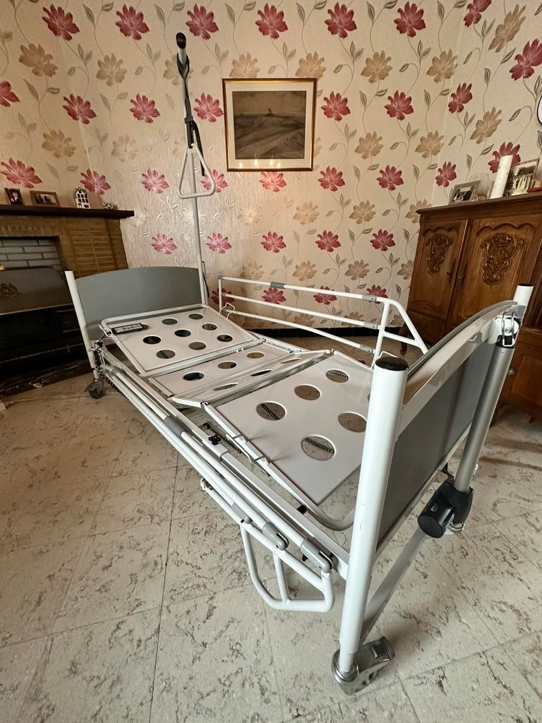 Lit Medical + matelas.  Tres bon etat, Antiquités & Art, Enlèvement