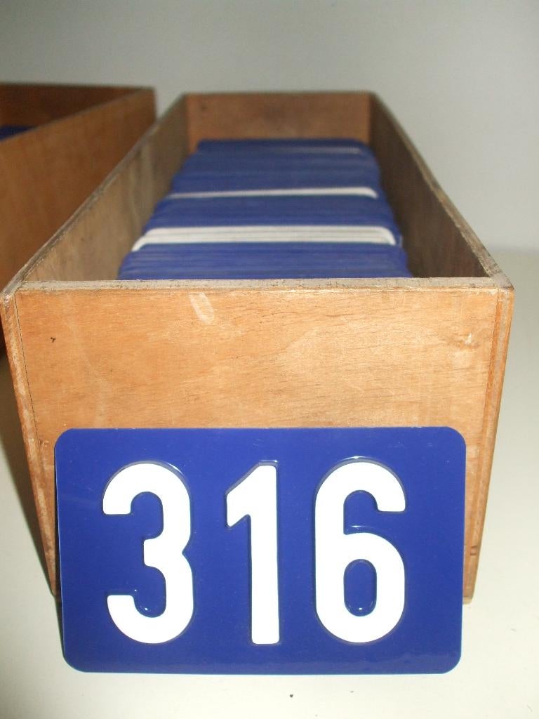 numéros de maison en plastique bleu avec gaufrage blanc, Maison & Meubles, Maison & Meubles | Autre, Enlèvement ou Envoi, Neuf