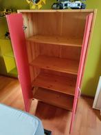 Houten kastje grenzen hout met rode deurtjes. Noordkaap., Ophalen