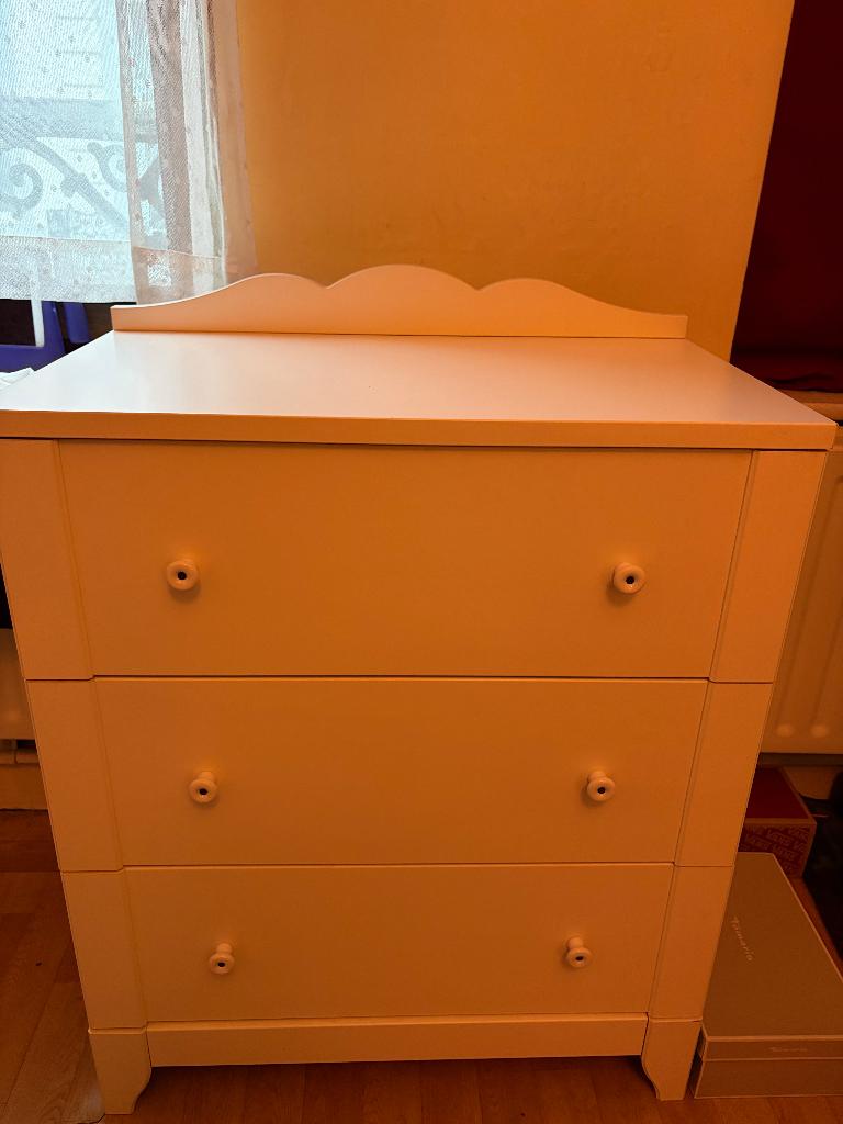 Commode IKEA blanche effet nuage, Maison & Meubles, Armoires | Commodes, Comme neuf, 3 ou 4 tiroirs, Enlèvement