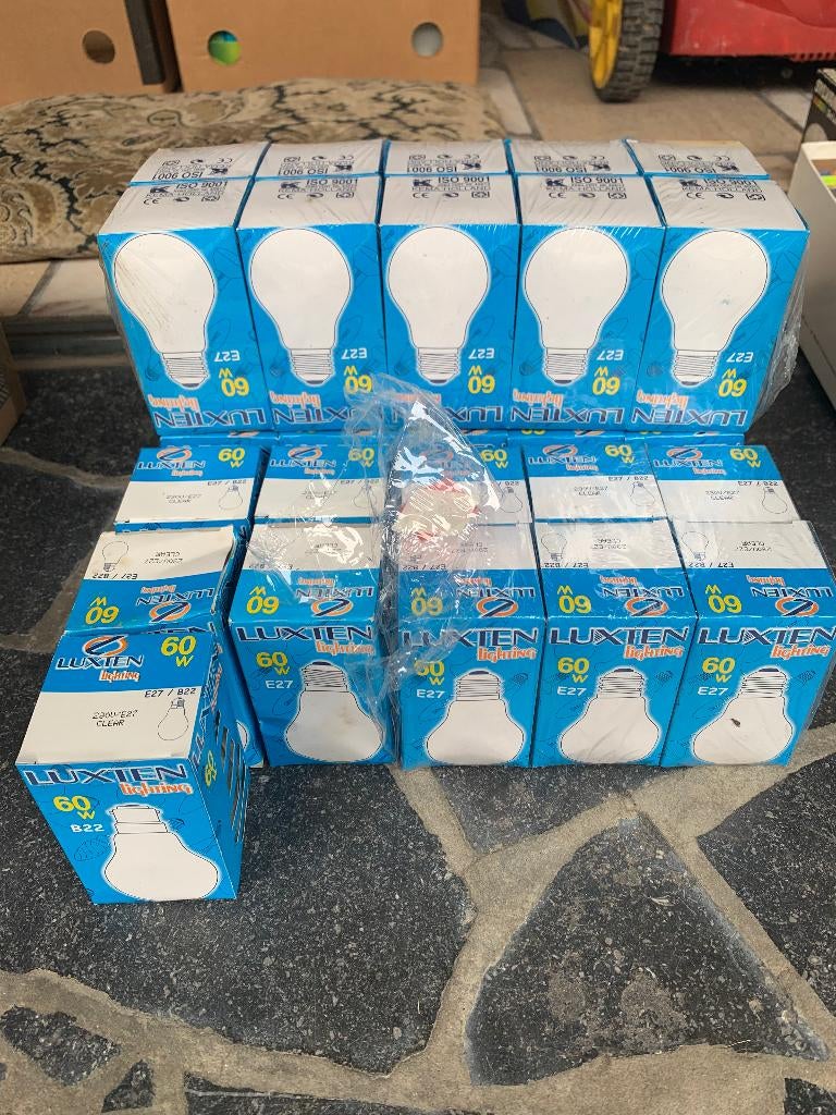 Luxten gloeilampen 60W – E27 fitting, Maison & Meubles, Lampes | Lampes en vrac, Enlèvement ou Envoi