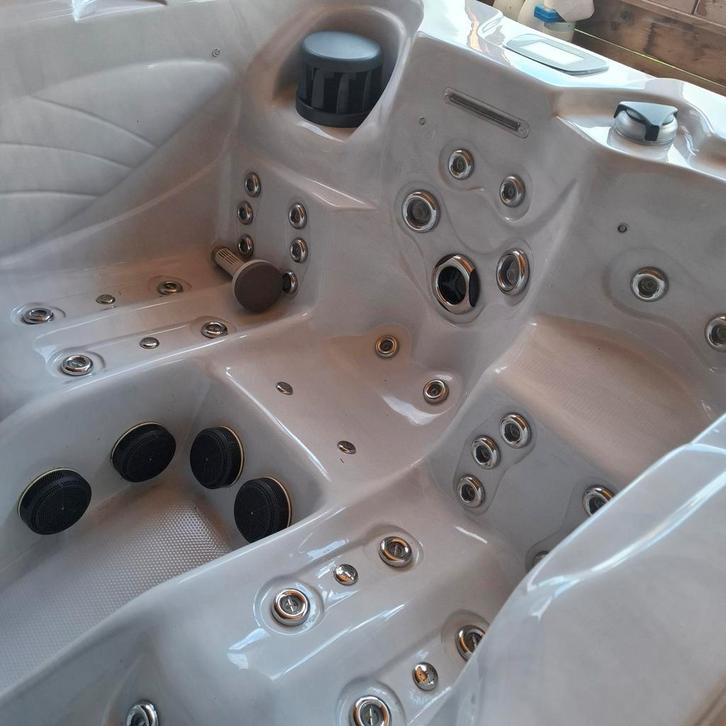 Jacuzzi, Hobby & Loisirs créatifs, Hobby & Loisirs Autre, Comme neuf, Enlèvement