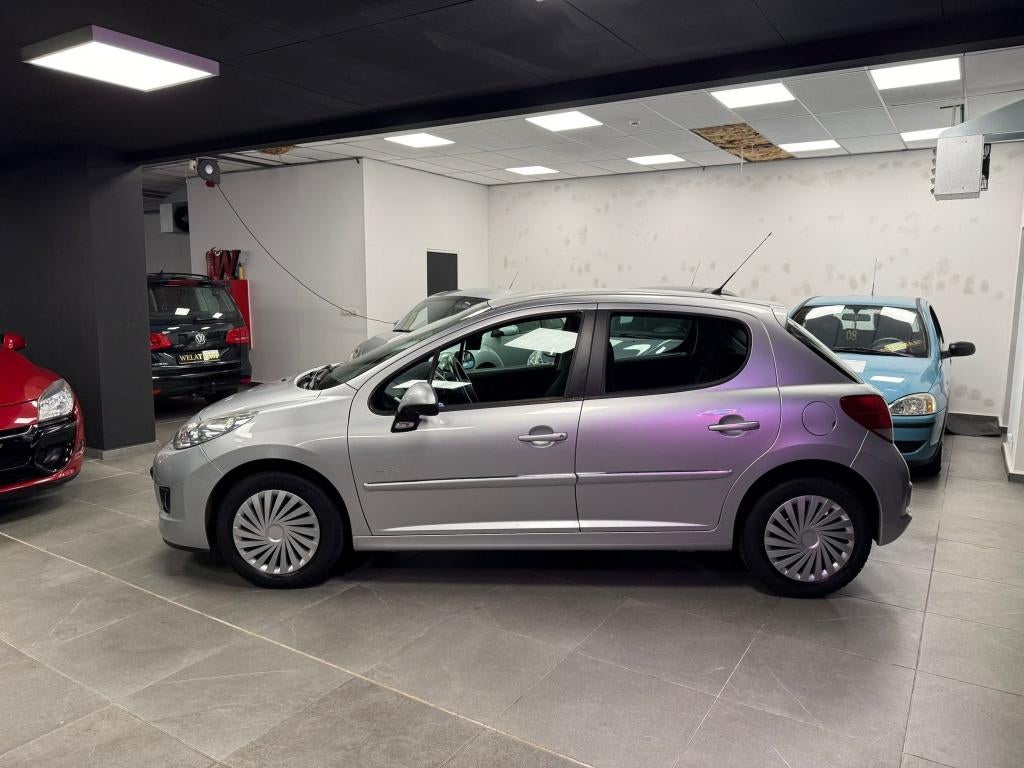 PEUGEOT 207 BENZINE 2012 NIEUW STAAT, Bluetooth, Euro 5, Zwart, Bedrijf