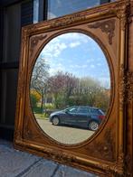 Miroir à médaillon oval dans cadre sculpté, Enlèvement