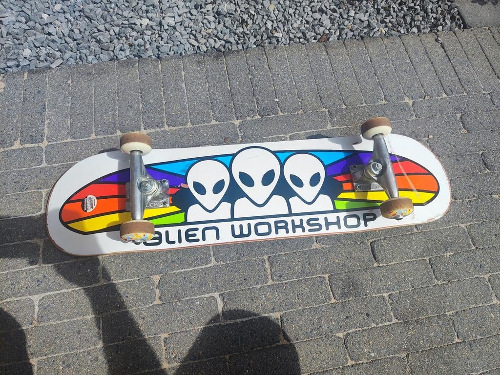 Amper gebruikt Alien Workshop skateboard met trucks en wiele, Sports & Fitness, Skateboard, Enlèvement, Skateboard