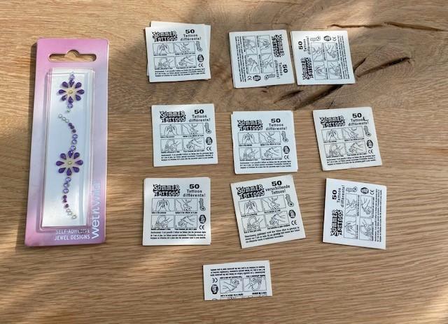 10 faux tatouages et 1 bijou autocollant - Nouveau !, Bijoux, Sacs & Beauté, Beauté | Cosmétiques & Maquillage, Neuf, Accessoires