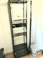 Glazen vitrinekast, Enlèvement