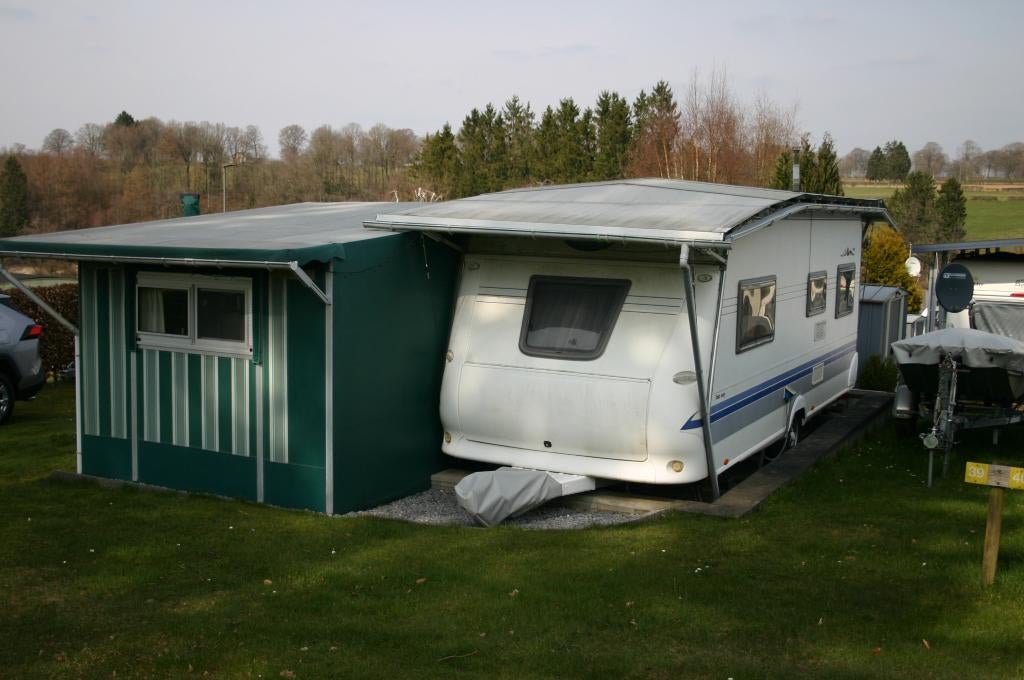 Caravan met voortent aan het meer van Roberville, Ringverwarming, Rondzit, Hobby, Queensbed
