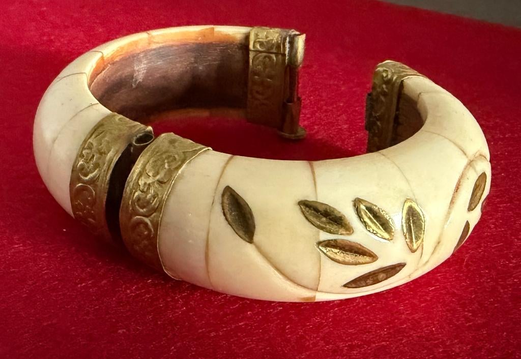 Ancien Bracelet en Os, bois & laiton 1950, Bijoux, Sacs & Beauté, Bijoux anciens, Enlèvement ou Envoi, Autres matériaux, Bracelet