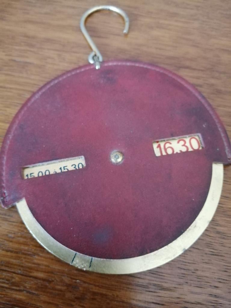 Disque routier ancien en cuir et cuivre, Enlèvement