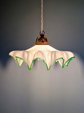 Art Deco hanglamp in geschulpte opaline, jaren 1920-30  beschikbaar voor biedingen