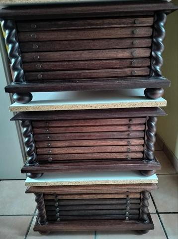 Set van 3 gemedailliseerde houten kisten voor munten. Lees a beschikbaar voor biedingen