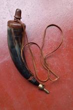 Poire à poudre noire en corne, Collections, Enlèvement