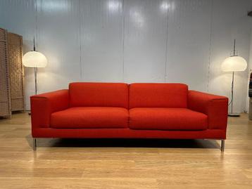 Design on Stock Aikon 3-Zits Rood Ploegwool – NP: €6.000 beschikbaar voor biedingen