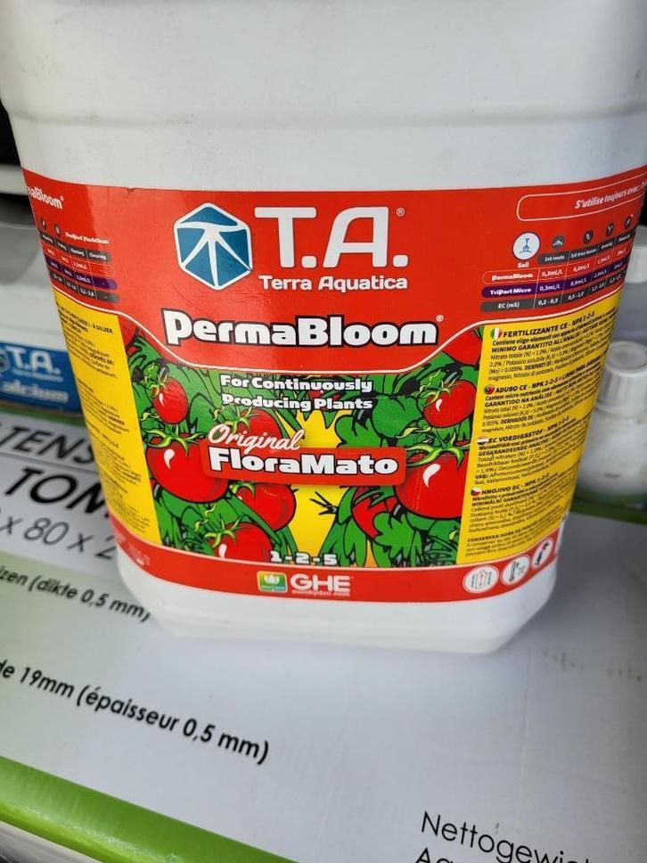 Planten voeding (Tomaten, aardbeien), Tuin en Terras, Plantenvoeding, Zo goed als nieuw, Ophalen