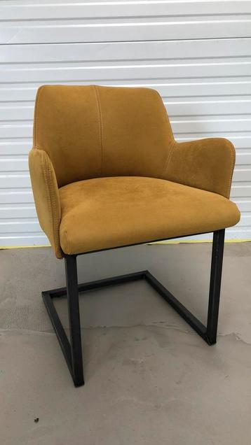 2 showroom stoelen, Huis en Inrichting, Stoelen, Ophalen, Nieuw, Bruin, Leer
