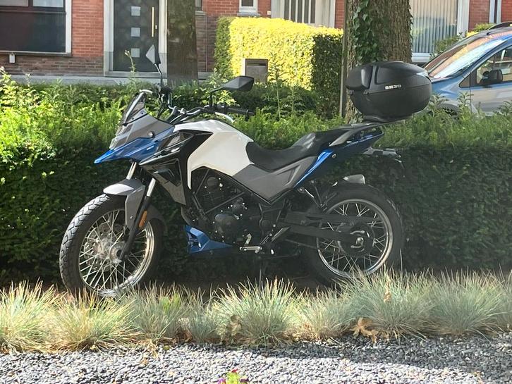 Blauw , zwart, wit, Fietsen en Brommers, Brommers | Overige merken, Zo goed als nieuw, Klasse B (45 km/u), Ophalen